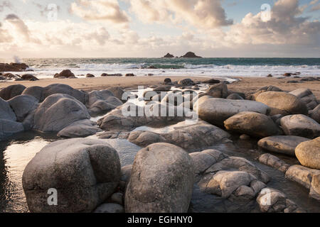 Massi di granito sulla spiaggia rocciosa con vista mare al Brisons, 'Porth Nanven', 'Cot Valley", Cornwall, Regno Unito Foto Stock