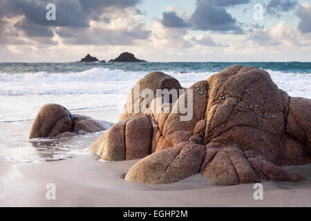 Rocce di granito sul Cornish spiaggia con vista oceano all'Brisons, 'Porth Nanven', 'Cot Valley", Cornwall, Regno Unito Foto Stock