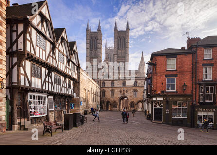 Piazza Castello, Lincoln, con una vista dello scacchiere Gate e la Cattedrale. Foto Stock