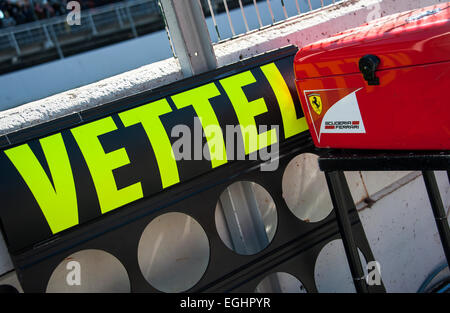 Nome di Sebastian Vettel (GER) e rosso Ferrari metalbox, Formula 1 sessioni di collaudo del Circuito de Catalunya, Barcelona, Spagna. Foto Stock