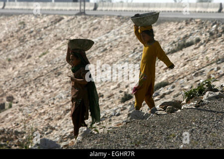 Peshawar. Il 25 febbraio, 2015. Ragazze pakistane raccogli garbage in una strada nella periferia del nord-ovest del Pakistan a Peshawar, Feb 25, 2015. © Umar Qayyum/Xinhua/Alamy Live News Foto Stock