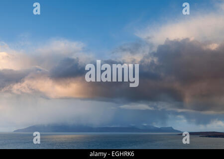 Una vista dell'isola di rum da sopra Camasunary, Isola di Skye in Scozia Foto Stock