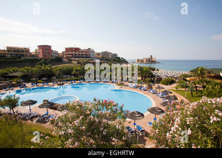 Area protetta di ​​capo rizzuto, vista con il castello aragonese dall'hotel baia degli dei, le castella, Crotone, Calabria, Italia, Europa Foto Stock