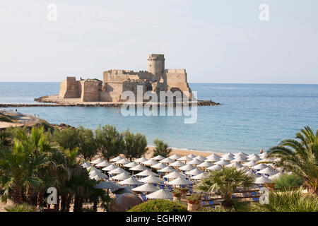 Area protetta di ​​capo rizzuto, vista con il castello aragonese dall'hotel baia degli dei, le castella, Crotone, Calabria, Italia, Europa Foto Stock