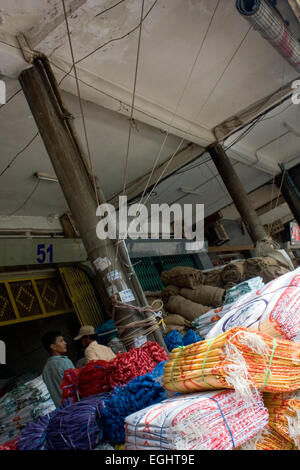 Svuotare sacchi di riso sono disponibili in vendita presso il negozio di borse Penh Cambogia. Foto Stock