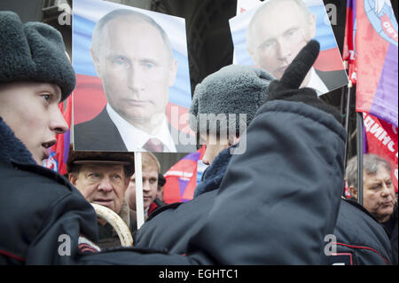 Mosca, Russia. Il 21 febbraio, 2015. Un poliziotto mostra alla gente il modo di unirsi per il mese di marzo. Il marzo di Febbraio 21, 2015 dedicato a un anniversario di proteste in Ucraina che ha iniziato a Kiev la centrale Piazza Indipendenza, noto anche come maidaïen. © Anna Sergeeva/ZUMA filo/Alamy Live News Foto Stock