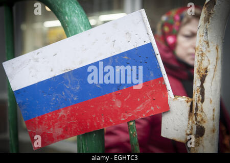 Mosca, Russia. Il 21 febbraio, 2015. Sporco bandiera russa può essere visto. Il marzo di Febbraio 21, 2015 dedicato a un anniversario di proteste in Ucraina che ha iniziato a Kiev la centrale Piazza Indipendenza, noto anche come maidaïen. © Anna Sergeeva/ZUMA filo/Alamy Live News Foto Stock