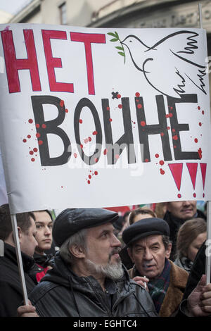 Mosca, Russia. Il 21 febbraio, 2015. Chi detiene un banner con testo ''No alla guerra". Il marzo di Febbraio 21, 2015 dedicato a un anniversario di proteste in Ucraina che ha iniziato a Kiev la centrale Piazza Indipendenza, noto anche come maidaïen. © Anna Sergeeva/ZUMA filo/Alamy Live News Foto Stock