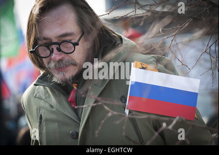 Mosca, Russia. Il 21 febbraio, 2015. Un uomo con la bandiera russa può essere visto. Il marzo di Febbraio 21, 2015 dedicato a un anniversario di proteste in Ucraina che ha iniziato a Kiev la centrale Piazza Indipendenza, noto anche come maidaïen. © Anna Sergeeva/ZUMA filo/Alamy Live News Foto Stock