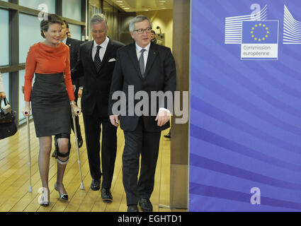 Bruxelles. Il 25 febbraio, 2015. Il Presidente della Commissione Europea Jean Claude Juncker (R) accoglie Re Philippe (C) e della Regina Matilde di Belgio prima di un incontro presso la sede centrale dell'UE a Bruxelles, Feb 25, 2015. Credito: Voi Pingfan/Xinhua/Alamy Live News Foto Stock