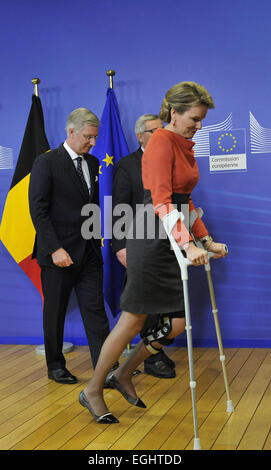 Bruxelles. Il 25 febbraio, 2015. Il Presidente della Commissione Europea Jean Claude Juncker (C) accoglie Re Philippe (L) e Regina Mathilde (R) del Belgio prima di un incontro presso la sede centrale dell'UE a Bruxelles, Feb 25, 2015. Credito: Voi Pingfan/Xinhua/Alamy Live News Foto Stock