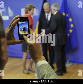 Bruxelles, Regina Mathilde del Belgio presso la sede centrale dell'UE a Bruxelles. Il 25 febbraio, 2015. Un uomo utilizza handphone per scattare foto quando il Presidente della Commissione Europea Jean Claude Juncker (R, indietro) Benvenuti re Philippe (C) indietro e Regina Mathilde del Belgio presso l'Unione europea con sede a Bruxelles, Feb 25, 2015. Credito: Voi Pingfan/Xinhua/Alamy Live News Foto Stock