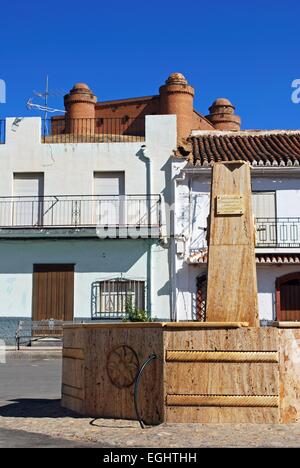 Fontana nel centro della città con vista verso il castello (Castillo de la Calahorra), la Calahorra, provincia di Granada, Spagna. Foto Stock