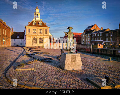 Hereford Quay, King's Lynn, Norfolk, con la casa personalizzata e la statua del Capitano George Vancouver la cui spedizione dal 1791.. Foto Stock