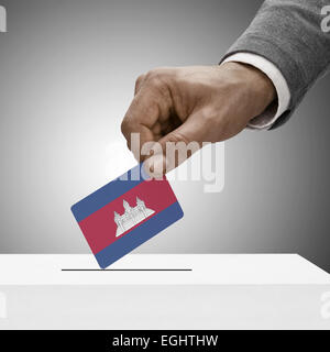 Maschio nero azienda bandiera. Concetto di voto - Cambogia Foto Stock