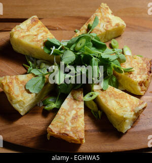 Frittata spagnola. Spagnolo tradizionale piatto costituito da un uovo frittata con patate aggiunto, rosso onoions e fritti in olio veg. Foto Stock