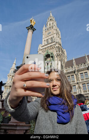 Selfie, ragazze (14 anni), Marienplatz colonna mariana sulla Marienplatz, Municipio nuovo MunicUpper Baviera, Baviera, Germania Foto Stock