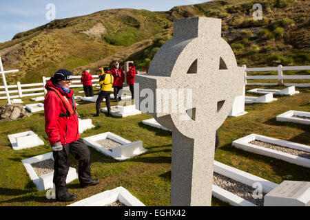 Georgia del Sud, Cumberland Bay, Grytviken cimitero, celtic cross & nave da crociera passeggeri Foto Stock