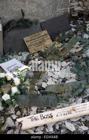 Georgia del Sud, Cumberland Bay, Grytviken, personal memoriali sulla tomba di Antartico esploratore Sir Ernest Shackleton Foto Stock