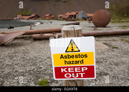 Georgia del Sud, Stromness amianto luci di avvertimento pericolo cartello fuori vecchia stazione baleniera Foto Stock