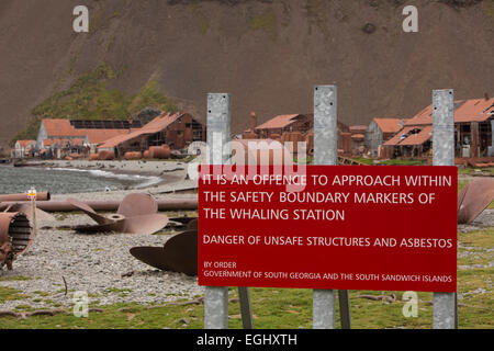 Georgia del Sud, Stromness, offesa per avvicinarsi a un cartello di segnalazione al di fuori del vecchio stazione baleniera Foto Stock