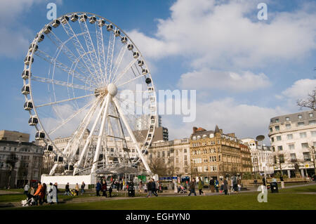 Ruota di Manchester trasportabile Ruota Panoramica installazione a Piccadilly Gardens, Manchester Inghilterra England Regno Unito ruote Foto Stock