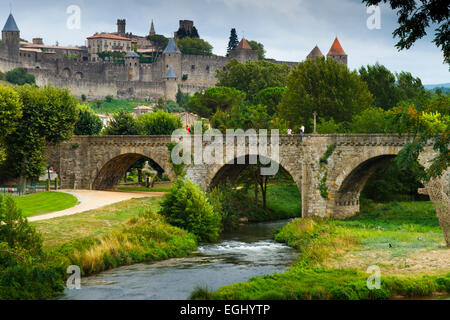 Fortezza e Pont Vieux (ponte vecchio) e il fiume Aude.Carcassonne città medievale. In Francia, in Europa. Foto Stock