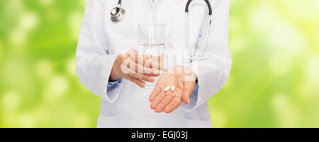 Close up medico offrendo pillole e acqua Foto Stock