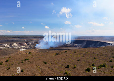 Halema'uma'u dal cratere Kilauea si affacciano - Parco Nazionale Vulcani, Big Island, Hawaii, STATI UNITI D'AMERICA Foto Stock