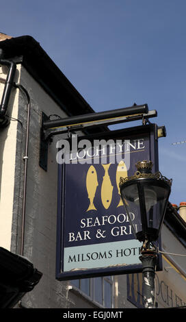 Loch Fyne restaurant sign, High Street nella città vecchia, Kenilworth, Warwickshire, Regno Unito Foto Stock