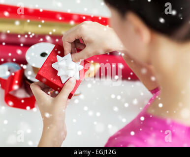 Close up della donna la decorazione di regalo di natale Foto Stock