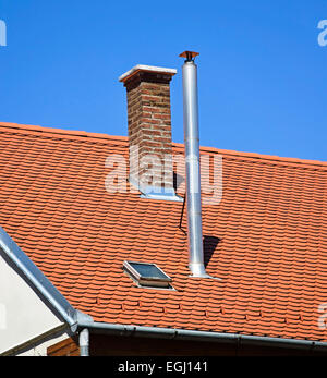 Pile di fumo sul tetto di un edificio Foto Stock