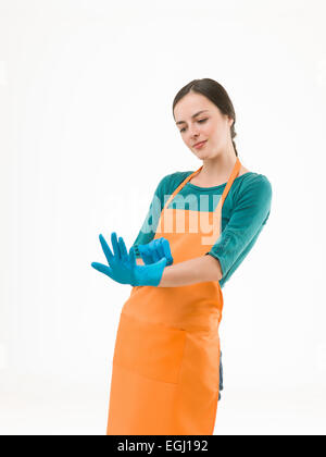Donna delle pulizie getting pulizie di primavera pronti mettere dei guanti  di gomma. Pulizia di donna sorridente felice in telecamera Foto stock -  Alamy