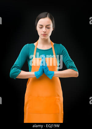 donna che indossa un grembiule che indossa guanti protettivi blu. donna  bruna con maschera tessile su un viso che si prepara a fare la procedura di  bellezza. estetista per la depilazione. 8250911 Stock Photo su Vecteezy