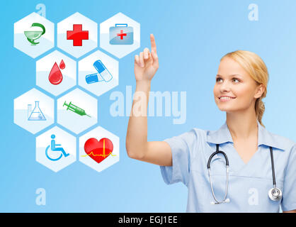 Medico sorridente su medical icone sfondo blu Foto Stock