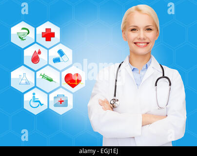 Medico sorridente su medical icone sfondo blu Foto Stock