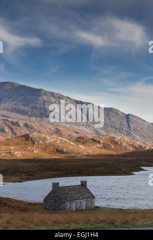 Lonely cottage a Loch Stack, Sutherland Foto Stock