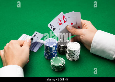 Giocatore di poker con carte e chips di casino Foto Stock