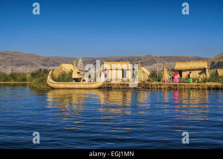 Villaggio Tradizionale su isole galleggianti sul lago Titicaca in Perù, Sud America Foto Stock