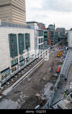 Manchester, Regno Unito. 24 febbraio, 2015. vista guardando verso il basso corporation street mostra nuova posa prima sezione di traccia su manchesters seconda città progetto crossing. Credito: Chris billington/alamy live news Foto Stock