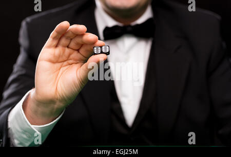 Close up dell uomo che mostra dice con doppio 6 Foto Stock
