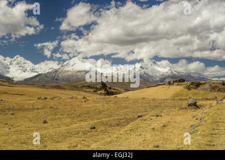 Nuvole passando sopra prati soleggiati della Cordillera Negra in Perù Foto Stock