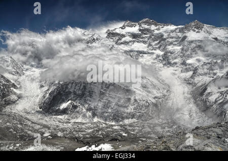 Vista ravvicinata di nuvole passando sul Kangchenjunga in Nepal Foto Stock