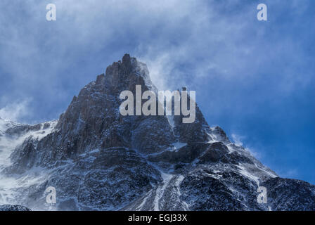 Vista panoramica di nuvole passando al di sopra di alta montagna nel parco nazionale Los Glaciares Foto Stock