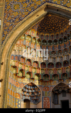 Vista ravvicinata dei modelli intricati sulla parete di Abdulaziz Khan Madrasa (Museo di Scultura in legno Arte) in Uzbekistan Foto Stock
