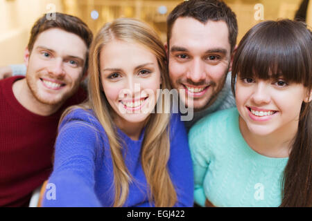 Gruppo di amici sorridenti tenendo selfie Foto Stock