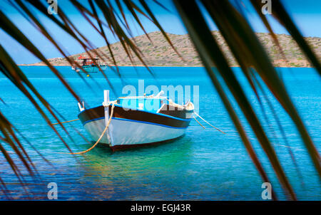 Barche da pesca al largo della costa di Creta, baia Mirabello, Grecia Foto Stock