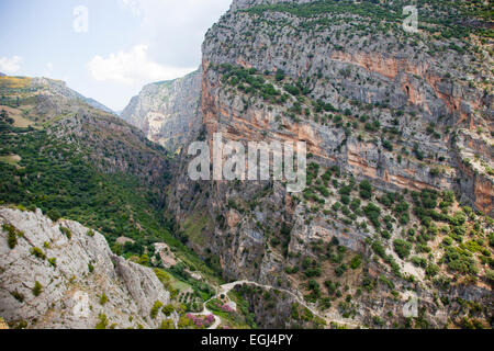 Gole del fiume Raganello, il parco nazionale del Pollino, vista panoramica da civita gole del fiume Raganello, villaggio, Sila, calabr Foto Stock