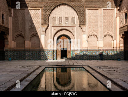 Il cortile della medersa Ben Youssef, Medina, Marrakech, Marocco Foto Stock