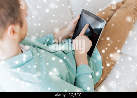 Close up uomo con tablet pc computer a casa Foto Stock